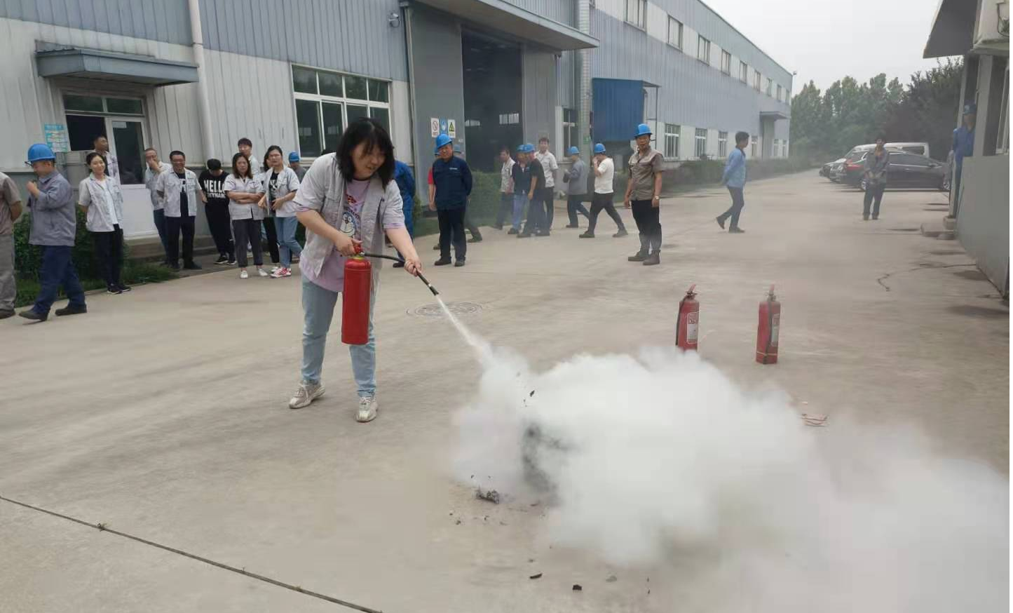 加强消防安全教育，组织开展消防培训、消防演练